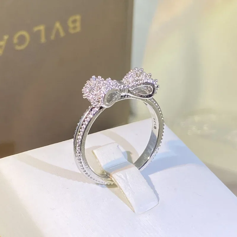Fancy Bow Ring with Dazzling C - Tie Clip Silver recension och pris