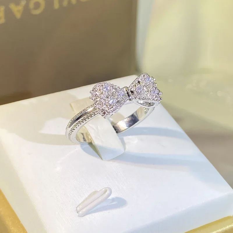 Fancy Bow Ring with Dazzling C - Tie Clip Silver recension och pris